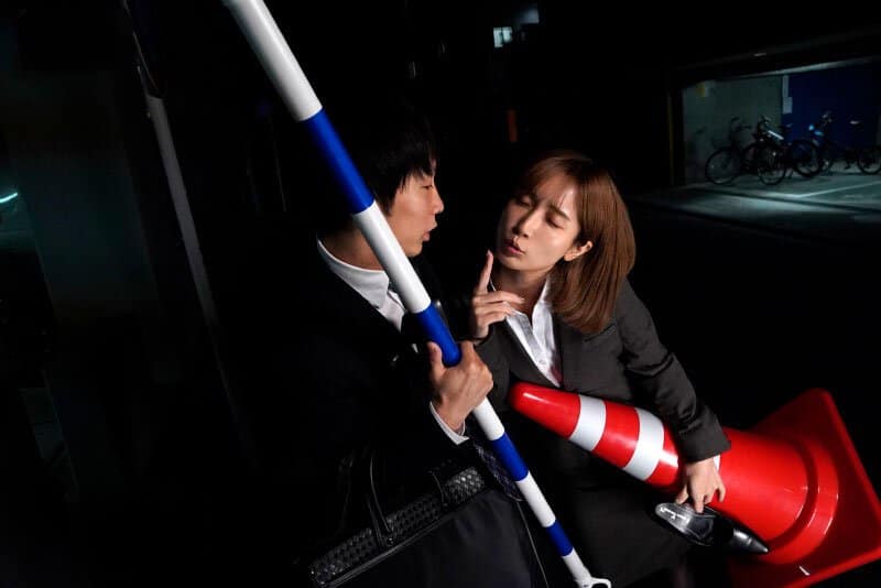 Em gái say rượu và ngủ với đồng nghiệp trong công ty